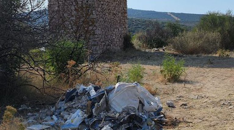 Μαραθώνας: Αδιανόητο περιστατικό! Πέταξαν μπάζα στον Πύργο της Οινόης (φωτό)