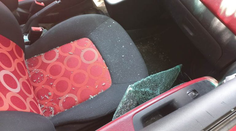 Μαρκόπουλο: Έσπασαν το τζάμι του αυτοκινήτου και της έκλεψαν την τσάντα μπροστά στα μάτια της! (φωτό)