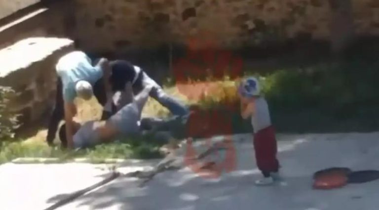 Σοκαριστικό βίντεο: Μαχαίρωσε την πρώην γυναίκα του μπροστά στο παιδί τους!