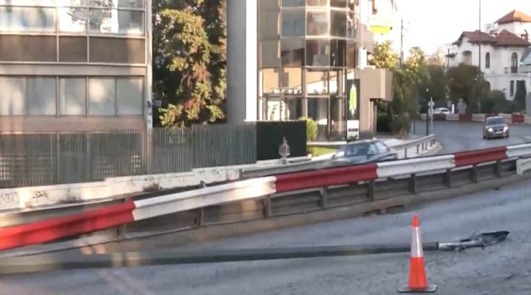 Αυτοκίνητο «καρφώθηκε» σε κολώνα στη Λ. Κηφισίας! (βίντεο)