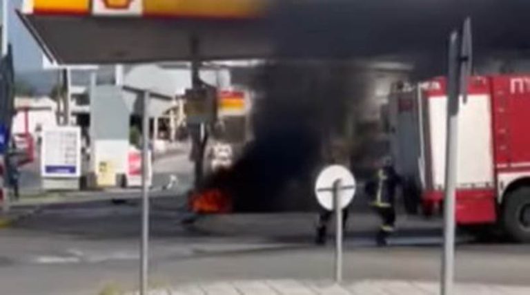 Σοκαριστικό ατύχημα: Φορτηγό έπεσε σε αντλία πρατηρίου καυσίμων! (φωτό & βίντεο)
