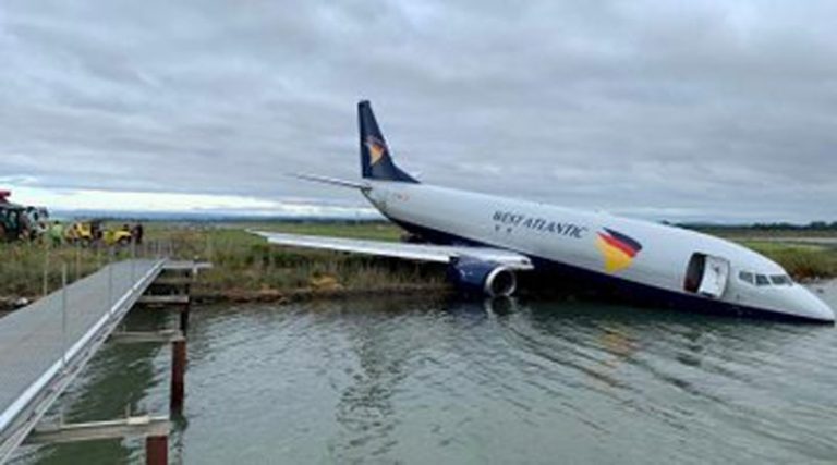 Ατύχημα με εμπορικό αεροσκάφος στην Γαλλία – Βγήκε από τον διάδρομο προσγείωσης και κατέληξε στο νερό!