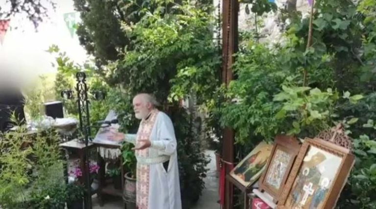 «Αντάρτικο» από τον πατέρα Δημήτριο: Αρνείται να φύγει από τους Αγίους Ισιδώρους Λυκαβηττού (βίντεο)