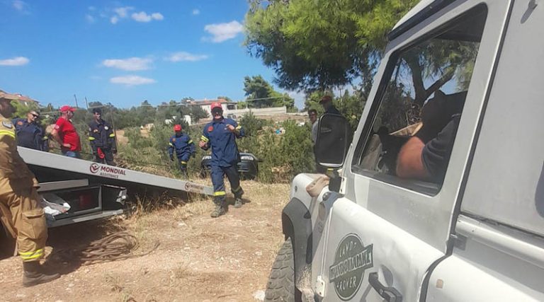 Νέα Μάκρη: Εικόνες από την επιχείρηση απεγκλωβισμού του οχήματος και των επιβατών που έπεσαν σε γκρεμό (φωτό)