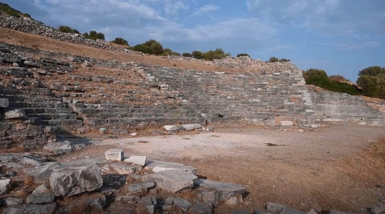 Το αρχαιότερο θέατρο της Ελλάδας στο Λαύριο ρημάζει από την κρατική αδιαφορία! (φωτό & βίντεο)