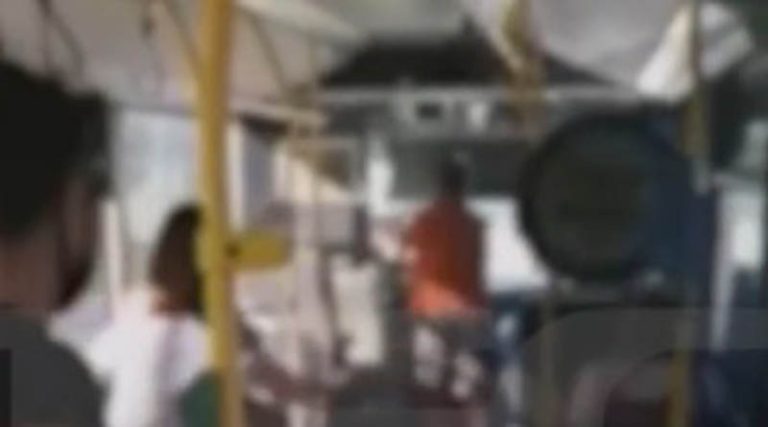 Πανικός σε λεωφορείο!  Άγριος τσακωμός μεταξύ επιβάτη και οδηγού (βίντεο)