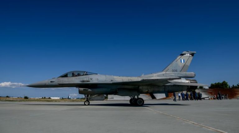 Τα πρώτα δύο αεροσκάφη F-16 Viper εντάχθηκαν στην Πολεμική Αεροπορία