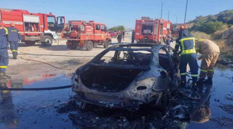 Στις φλόγες τυλίχθηκε  αυτοκίνητο στην Λεωφόρο Αθηνών Σουνίου στο ρεύμα προς Βάρκιζα (φωτό & βίντεο)