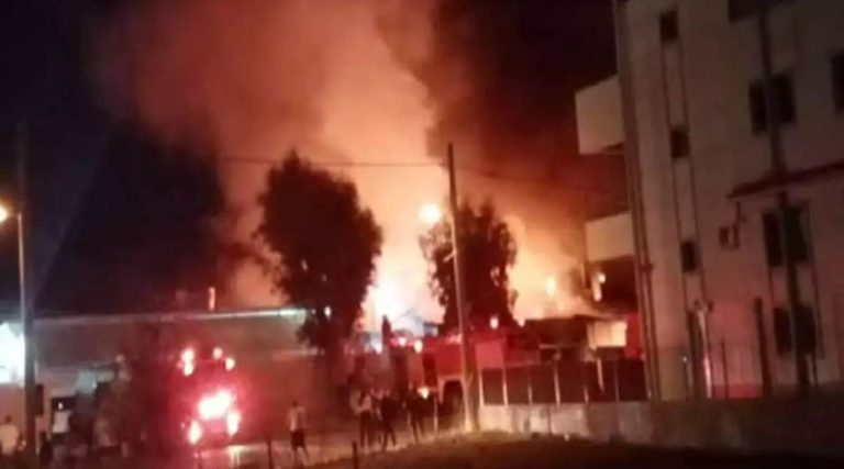 Φωτιά σε εργοστάσιο με καλλυντικά στο Μενίδι (φωτό & βιντεο)