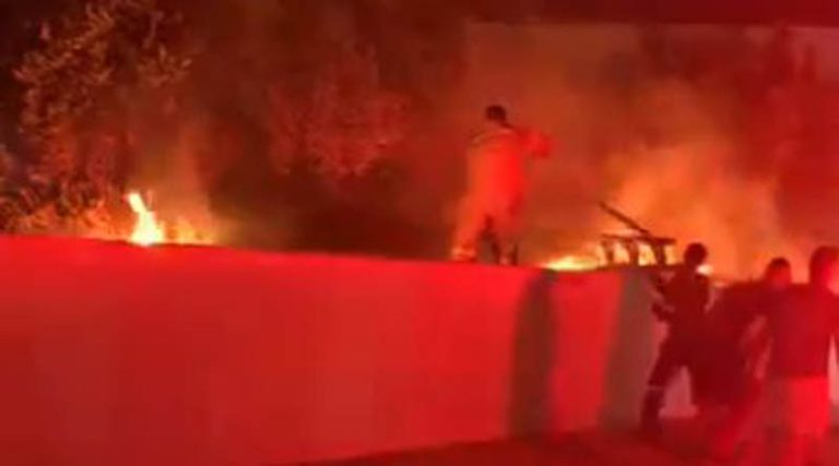 Σπάτα: Έβαλαν φωτιά πίσω από το Δημαρχείο! (φωτό & βίντεο)