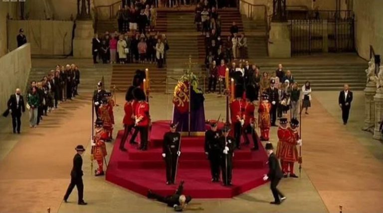Η στιγμή που φρουρός λιποθυμά  δίπλα στο φέρετρο της βασίλισσας Ελισάβετ (βίντεο)