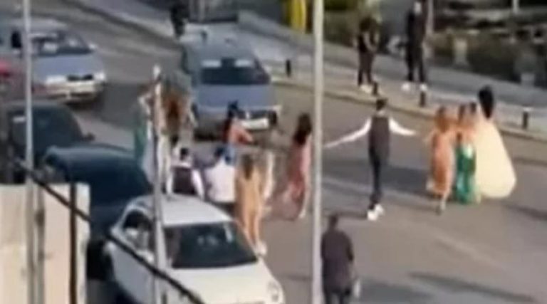 Χαμός! Νύφη έκλεισε τον δρόμο για να… χορέψει και οι οδηγοί έγιναν έξαλλοι (βίντεο)