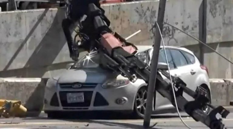 Σοκαριστικό βίντεο: Γερανός πέφτει πάνω σε αυτοκίνητο και η οδηγός γλιτώνει από θαύμα!