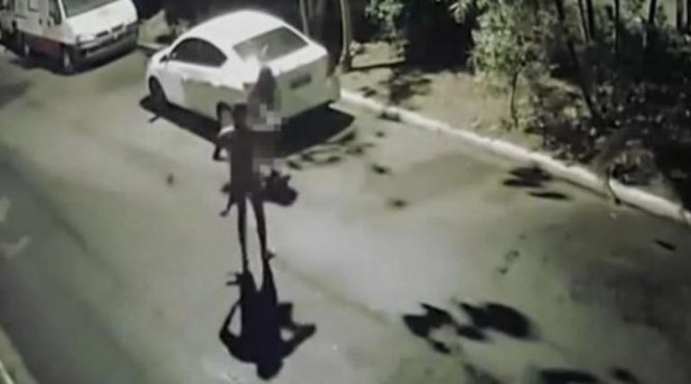 Τους έκλεψαν το αυτοκίνητο ενώ βρίσκονταν σε ερωτικές περιπτύξεις και τους άφησαν γυμνούς στο δρόμο! (βίντεο)