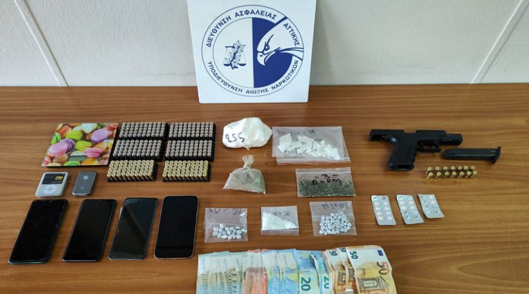 Τρεις συλλήψεις για διακίνηση ναρκωτικών μετά από “ντου” της Αστυνομίας! (φωτό)