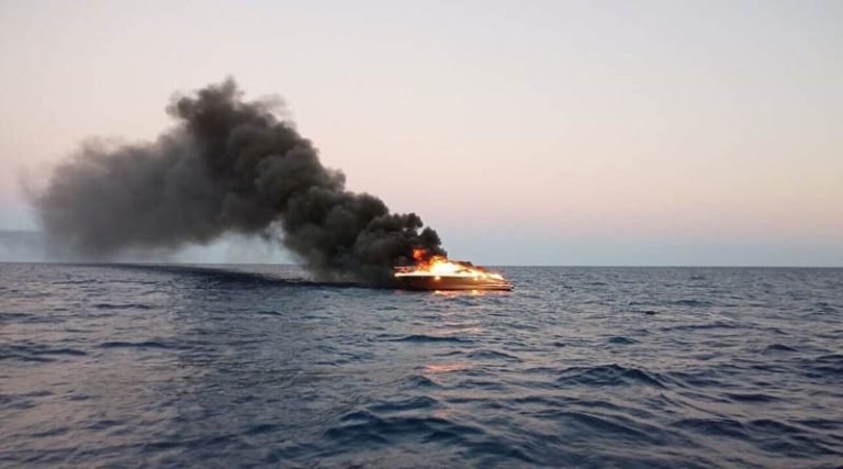 Σκάφος βυθίστηκε μετά από φωτιά – Δείτε πως σώθηκαν οι επιβαίνοντες (φωτό & βίντεο)