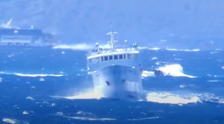 Γιγαντιαία κύματα «καταπίνουν» πλοίο έξω από τη Νάξο! (βίντεο)