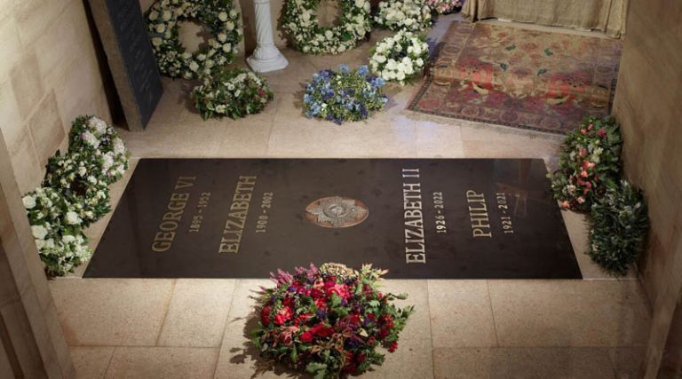 Αυτή είναι η πρώτη φωτογραφία από τον τάφο της Ελισάβετ – Δίπλα στον Φίλιππο