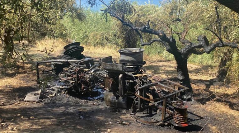 Τραγικός θάνατος για αγρότη – Ανετράπη το τρακτέρ που οδηγούσε και τυλίχθηκε στις φλόγες (φωτό)