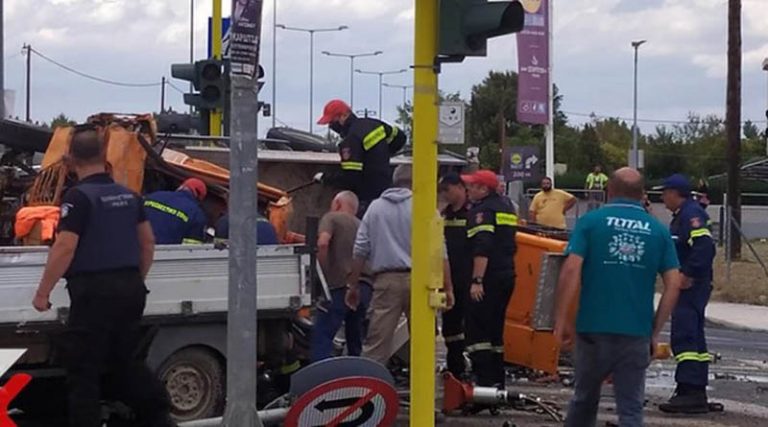 Tρεις σοβαρά τραυματίες  σε σφοδρό τροχαίο – Εγκλωβίστηκε ο οδηγός φορτηγού (φωτό & βίντεο)