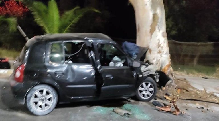 Τραγωδία: Νεκρός 25χρονος σε τροχαίο – “Καρφώθηκε” με το αυτοκίνητο σε δέντρο (φωτό)
