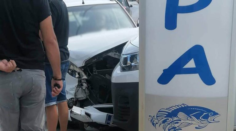 Φορτηγό συγκρούστηκε με ΙΧ στη Λεωφόρο Βραυρώνος – Μία τραυματίας (φωτό)