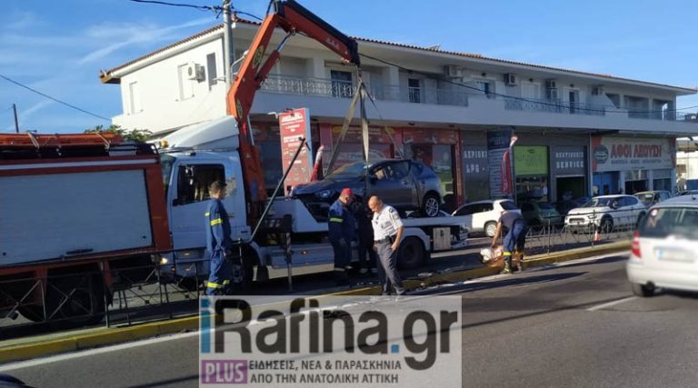 Πικέρμι: Πυροσβεστική και γερανός απομάκρυναν το αυτοκίνητο που καρφώθηκε στην νησίδα στη Λ Μαραθώνος (φωτό)