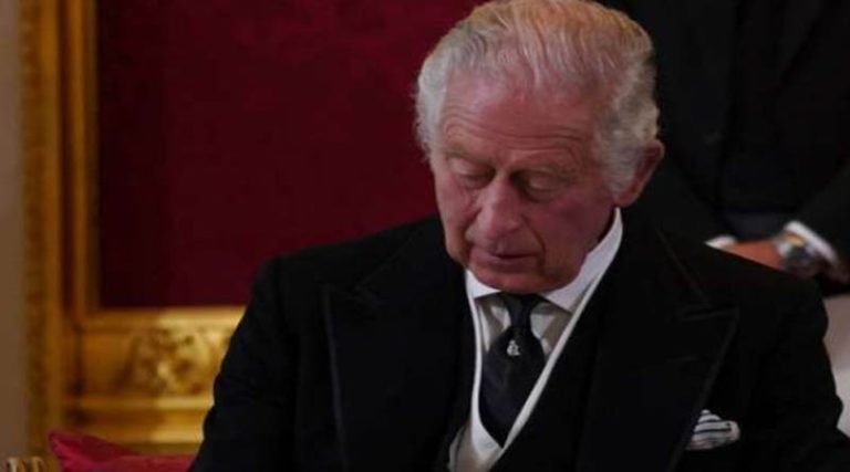 Viral η στιγμή που ο Βασιλιάς Κάρολος Γ’ χάνει την ψυχραιμία του – Η οργισμένη αντίδραση σε βοηθό του (βίντεο)