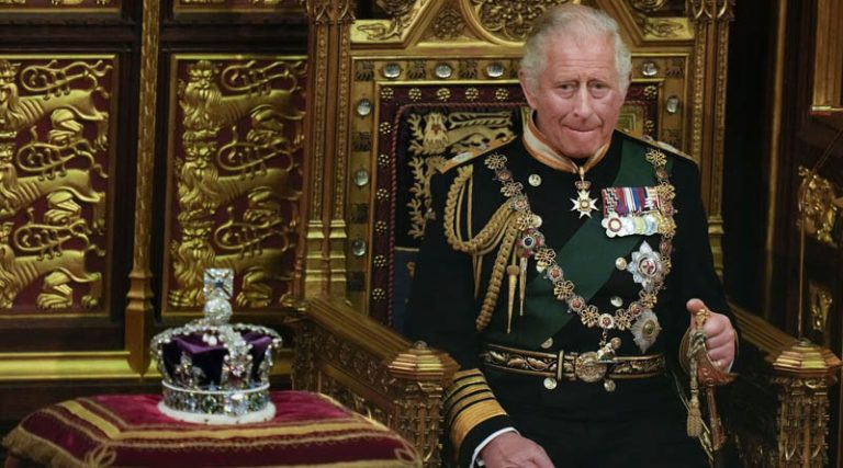 “Ο Κάρολος θα παραιτηθεί υπέρ του πρίγκιπα Ουΐλιαμ και παγκόσμιος πόλεμος θα αρχίσει”, λέει αυτός που πρόβλεψε τον θάνατο της Ελισάβετ