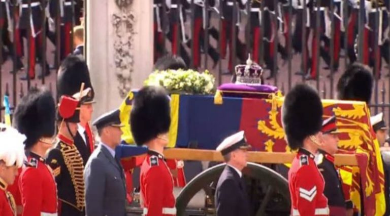 Βασίλισσα Ελισάβετ: Νέο λιποθυμικό επεισόδιο – Κατέρρευσε η ξαδέλφη της μόλις μπήκε το φέρετρο στο παλάτι