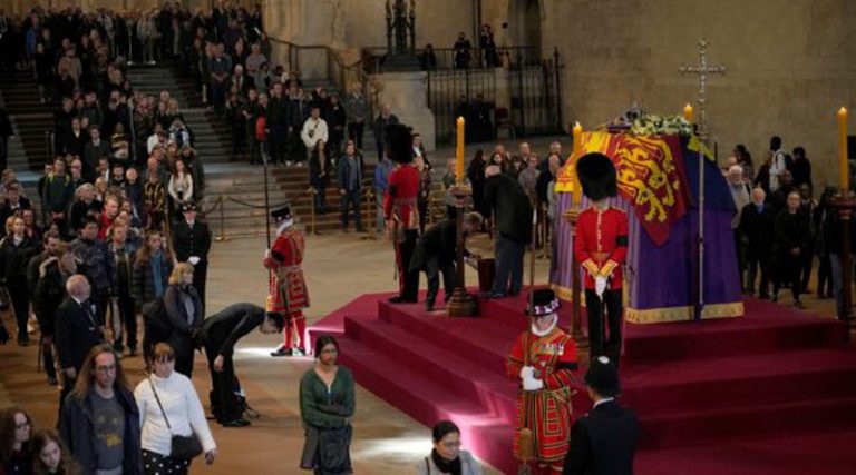 Βασίλισσα Ελισάβετ: 12 ώρες θα κρατήσει η κηδεία  – Το πρόγραμμα και οι υψηλοί προσκεκλημένοι