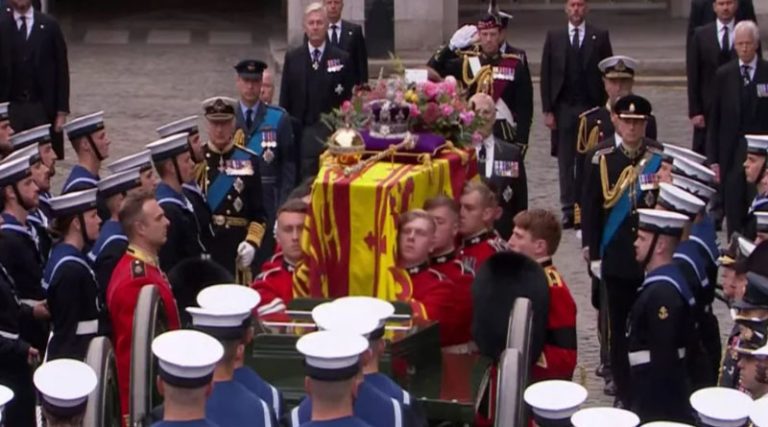Βασίλισσα Ελισάβετ: Ξεκινά η νεκρική πομπή – Λεπτό προς λεπτό το «τελευταίο αντίο» (Live video)