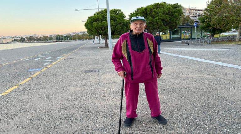 Είναι σχεδόν 100 ετών και περπατά καθημερινά 4 χιλιόμετρα – Το μυστικό της μακροζωίας του