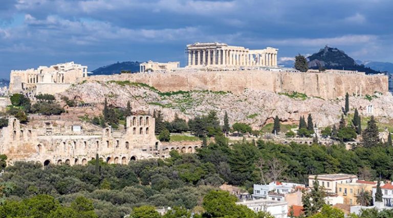 Ανατροπή! 47χρονη Ελληνίδα η νεκρή στην Ακρόπολη – Έκανε τον σταυρό της και έπεσε στο κενό! (βίντεο)