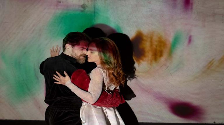 Ο Δημήτρης Λάλος και η Έλενα Μαυρίδου πρωταγωνιστούν στο έργο “Άλκηστις” του Ευριπίδη στο Θέατρο ΧΩΡΟΣ