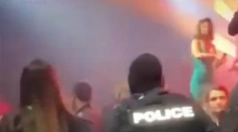 Αττική: Ντου της Αστυνομίας & σύλληψη μέσα στα μπουζούκια – «Πάγωσε» γνωστή τραγουδίστρια στην πίστα (βίντεο)