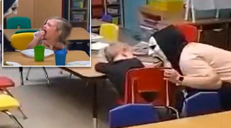 Δασκάλα σε παιδικό σταθμό φοράει μάσκα και τρομοκρατεί τα παιδιά