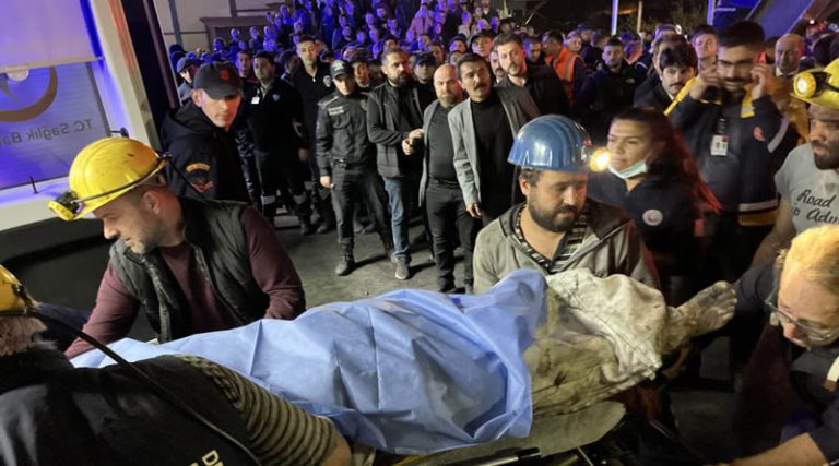 Σε 28 ανήλθαν οι νεκροί από την έκρηξη σε ανθρακωρυχείο στην Τουρκία – Δεκάδες παραμένουν παγιδευμένοι στις στοές (φωτό & βίντεο)