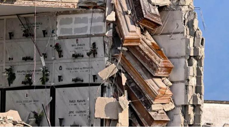 Νεκροταφείο καταρρέει και τα φέρετρα κρέμονται στο κενό – Σοκαριστικές εικόνες