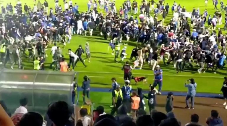 Σοκ! Τουλάχιστον 129 νεκροί και 180 τραυματίες από το «ντου» οπαδών σε ποδοσφαιρικό αγώνα (φωτό & βίντεο)