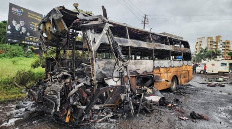 Τουλάχιστον 12 νεκροί και πάνω από 30 τραυματίες μετά από φωτιά σε λεωφορείο στην Ινδία! (φωτό & βίντεο)