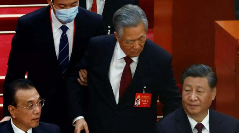 Κίνα: Έβγαλαν έξω σηκωτό τον πρώην πρόεδρο Χου Τζιντάο από το Συνέδριο του Κομμουνιστικού Κόμματος! (βίντεο)