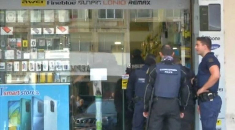 «Κινηματογραφική» ληστεία και ομηρία εργαζόμενου – Οι δράστες ταμπουρώθηκαν σε κατάστημα, επέμβαση της ΕΛΑΣ