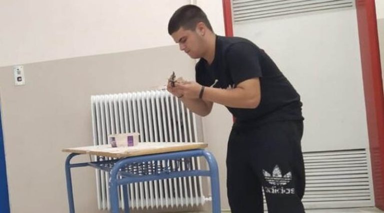 Ο μαθητής που επισκευάζει… θρανία στα διαλείμματα και έχει γίνει viral!
