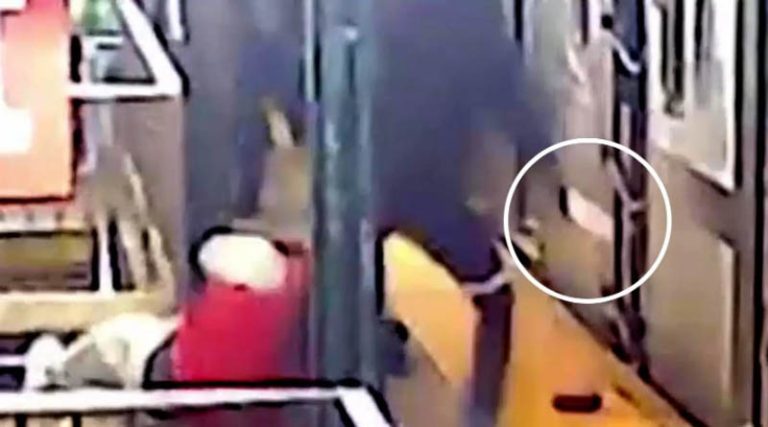 Σοκαριστικό βίντεο: Τον μαχαίρωσε μέχρι θανάτου σε σταθμό του μετρό!