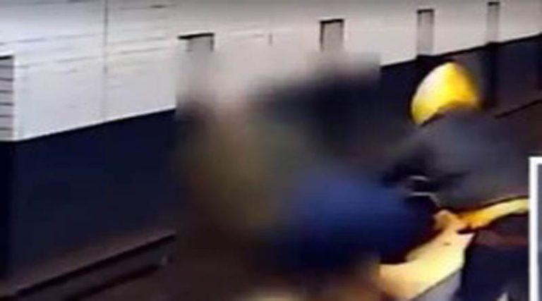 Σοκαριστικό βίντεο: Παίρνει φόρα και σπρώχνει ανυποψίαστο άνδρα στις γραμμές του μετρό!