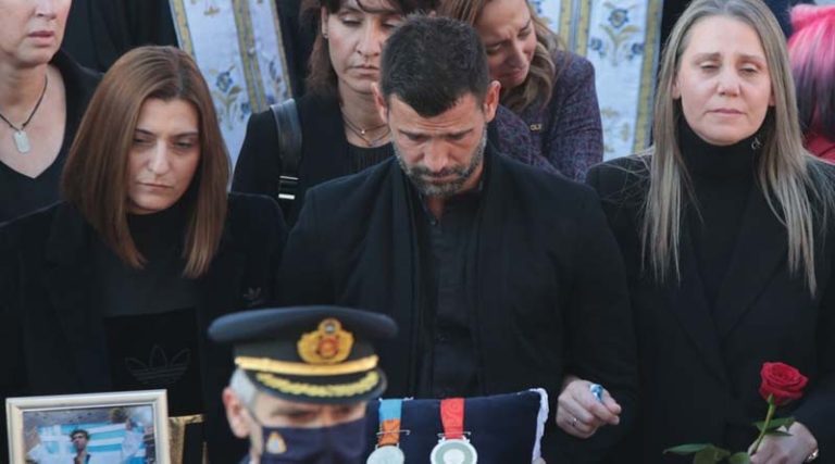 Αλέξανδρος Νικολαΐδης: Η συγκινητική στιγμή που ο Μιχάλης Μουρούτσος μεταφέρει τα μετάλλια στην κηδεία