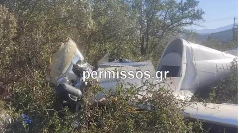 Νεκρός ο πιλότος του αεροπλάνου που έπεσε δίπλα από την Εθνική Οδό Αθηνών – Λαμίας (φωτό)