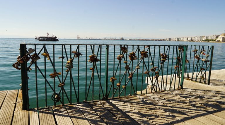 H Θεσσαλονίκη απέκτησε τα δικά της “μνημεία του έρωτα” – Πληθαίνουν οι «κλειδαριές της αγάπης»