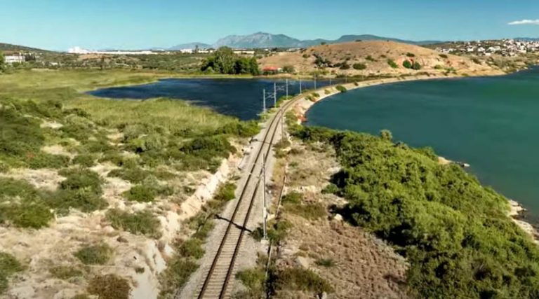 Ταξίδι με τρένο πάνω από τα κύματα! Δείτε τα ομορφότερα 450 μέτρα του Ελληνικού σιδηρόδρομου από ψηλά! (βίντεο)